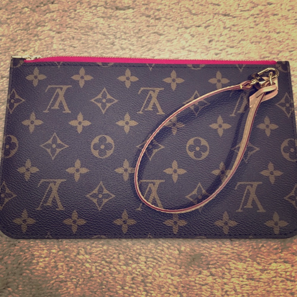 💯 % Authentic Louis Vuitton wristlet