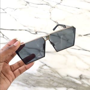 SOLD “ Kylie” Oversized Metal Frames 🖤