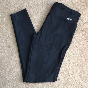 F/L Lorna Jane black leggings with textured detail