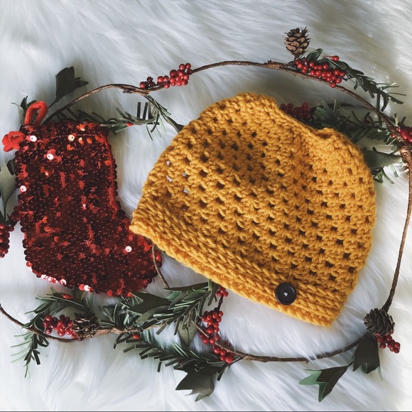 Accessories - Homemade | Messy Bun beanie ❄️