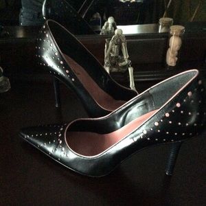 Pretty Pointy Pumps