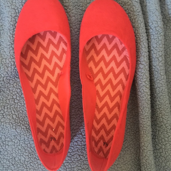 Red Flats - Picture 2 of 4