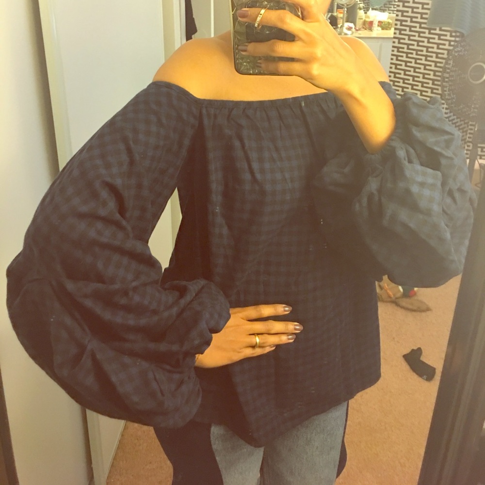 SOLD 🎉 Off the shoulder top