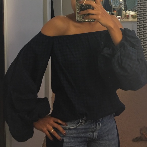 SOLD 🎉 Off the shoulder top - Picture 2 of 4