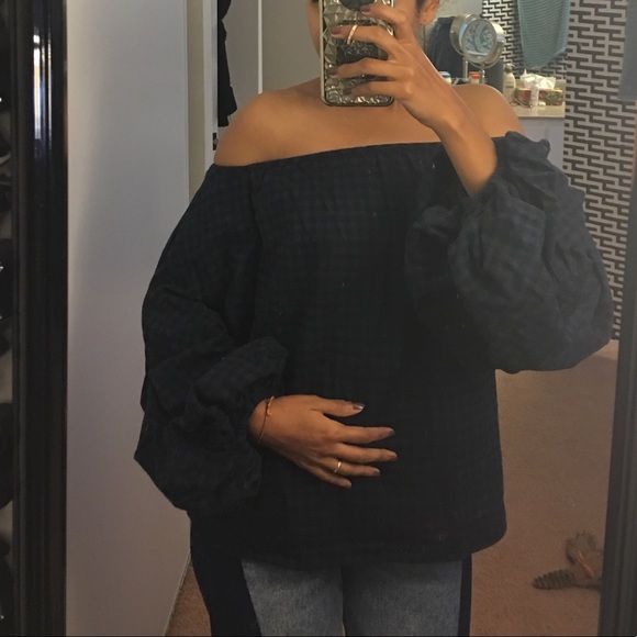 SOLD 🎉 Off the shoulder top - Picture 3 of 4