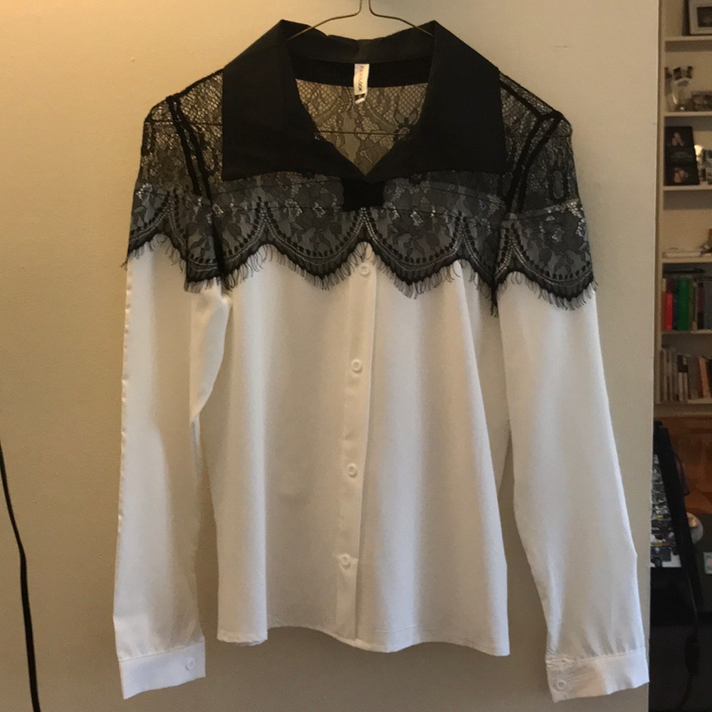 Blouse with lace
