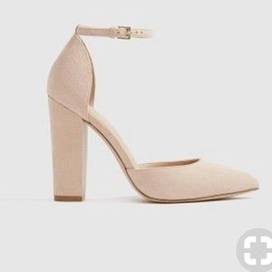 Nude pumps
