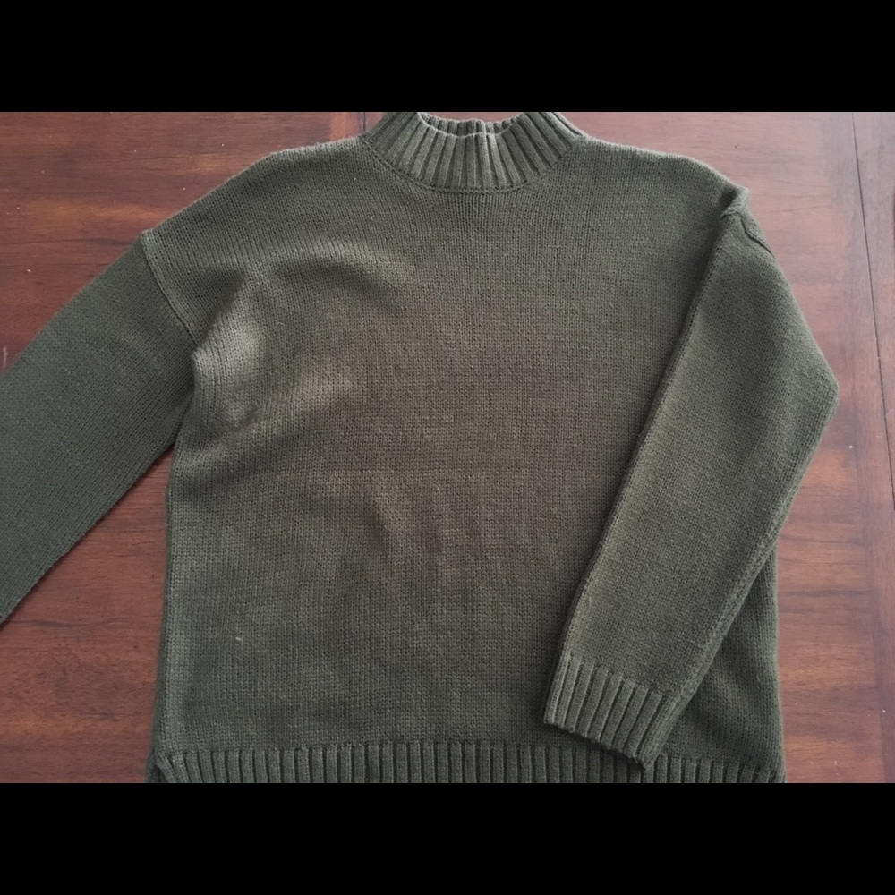 Olive green mock neck wooly sweater🍃