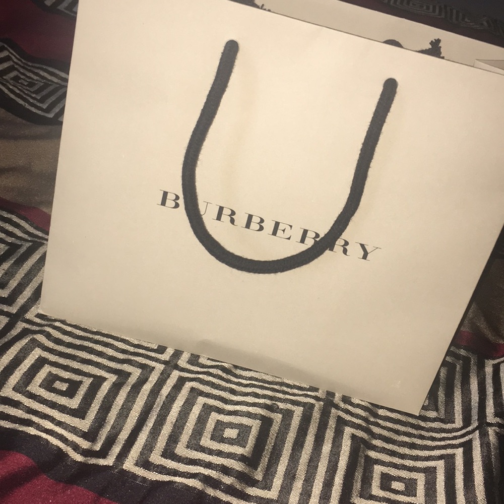 Burberry Gift Bag (Small)✨✨