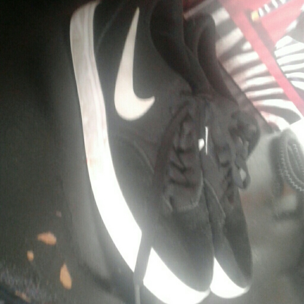 Tennis shoes