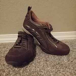 Brown walking/tennis shoes.