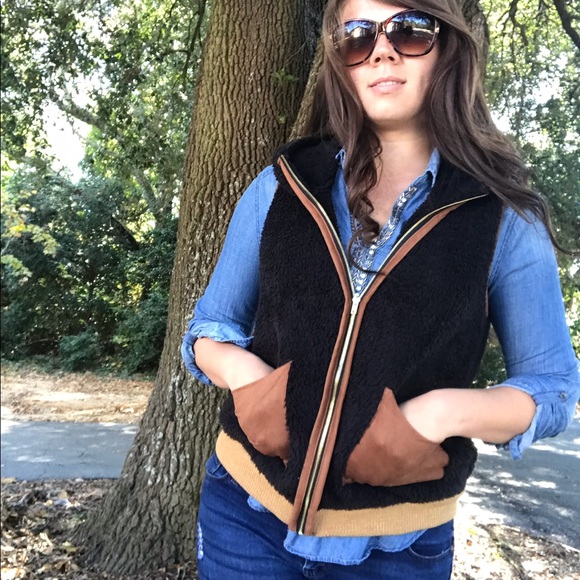 << Black & Tan Sherpa Soft Fur Vest >> - Picture 2 of 4