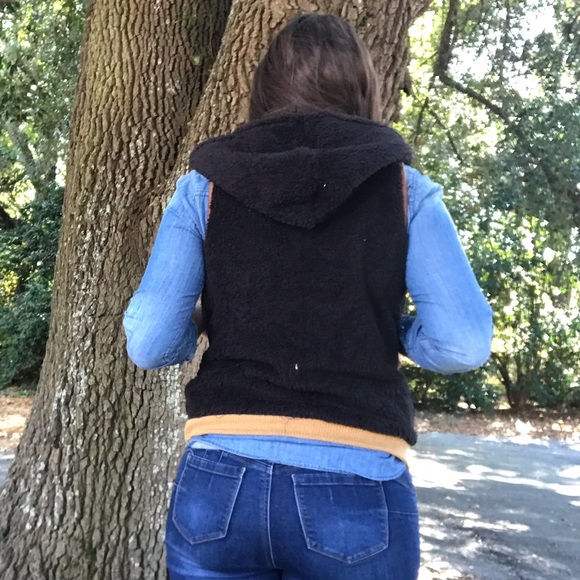 << Black & Tan Sherpa Soft Fur Vest >> - Picture 4 of 4