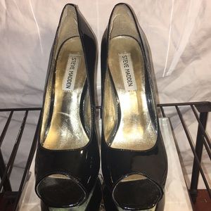 STEVE MADDEN Black patent leather plat. Heels