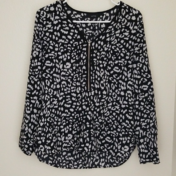 Black and white top - Picture 1 of 4