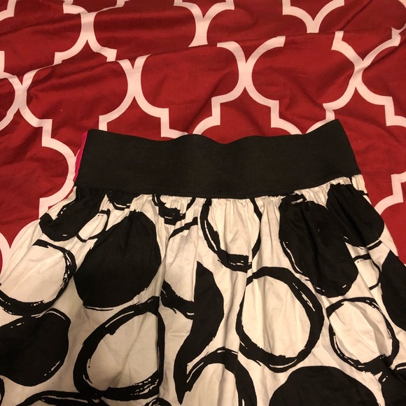 Black and white pattern skirt - Picture 2 of 2