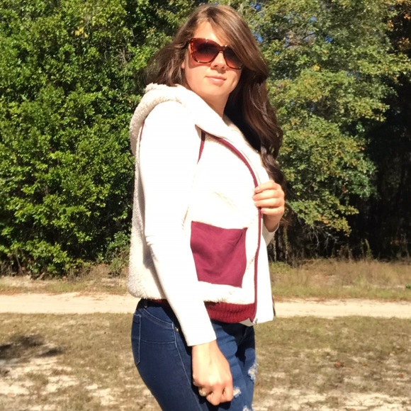 << Tan & Burgundy Fur Sherpa Vest >> - Picture 5 of 6