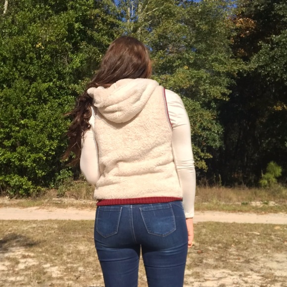 << Tan & Burgundy Fur Sherpa Vest >> - Picture 3 of 6