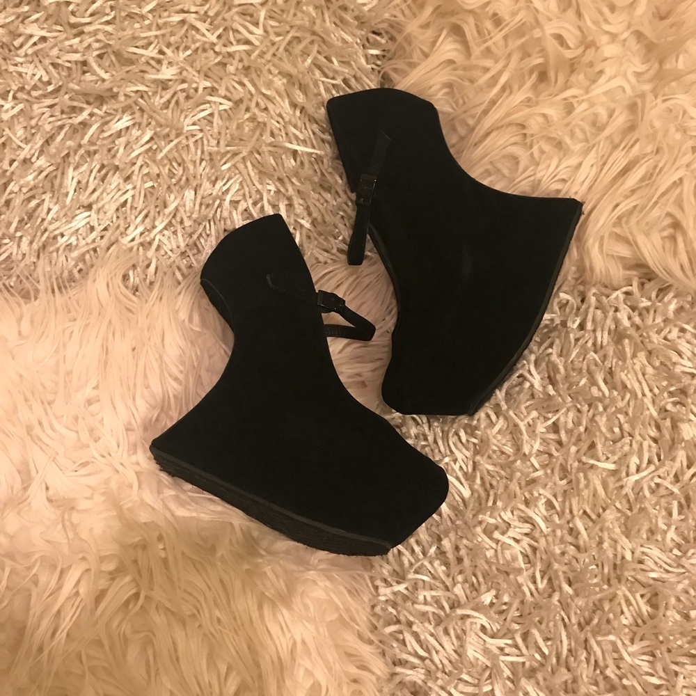 Unique Curved Black Wedges