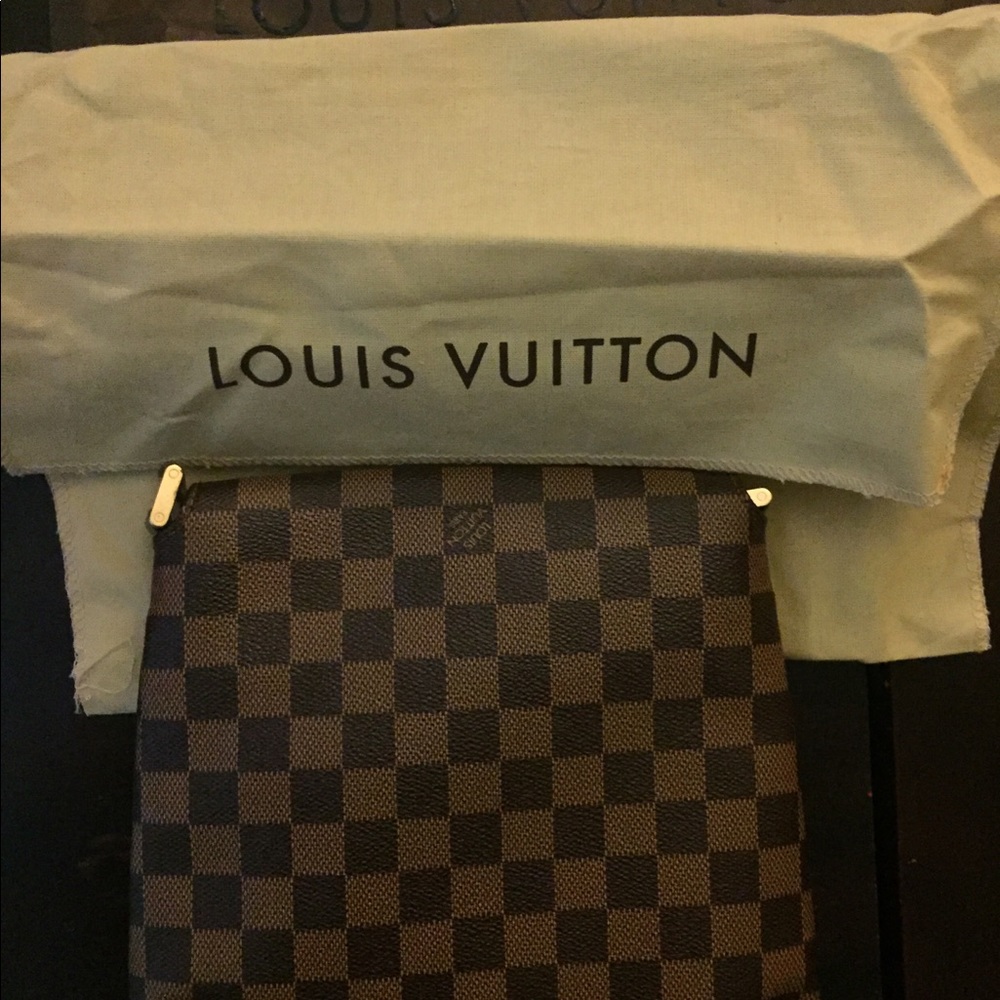 Louis Vuitton crossbody bag. Like new condition!