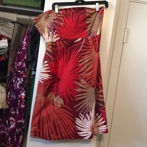 Knee-length strapless dress