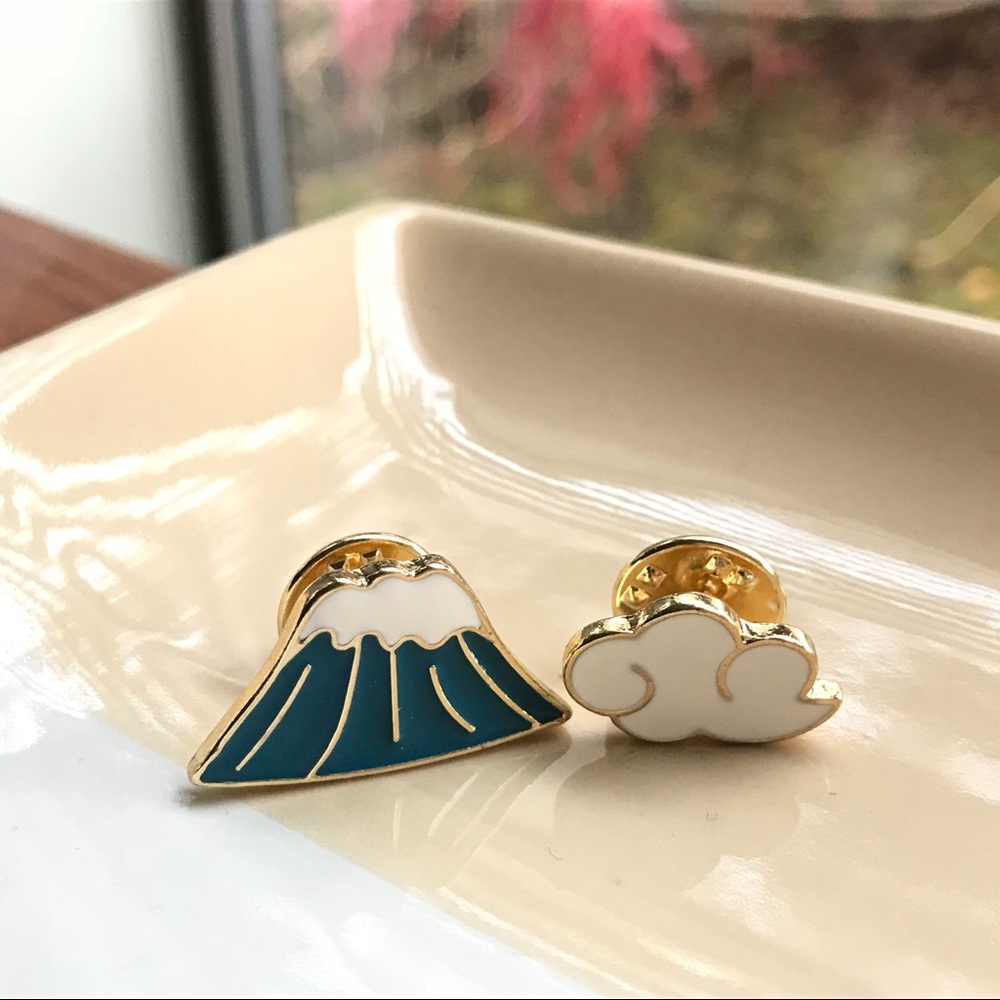 Adorable Fuji mountain denim shirt jacket pin