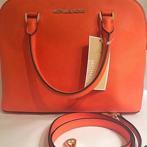⚡️ SALE ⚡️Michael Kors hand bag
