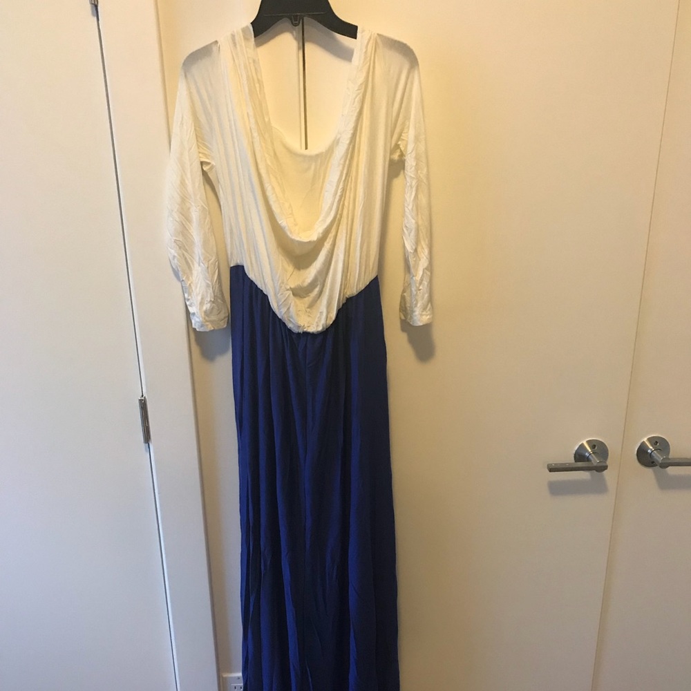 White & blue maxi dress 🌺