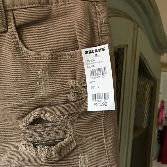 Tillys Taupe Shorts Never Worn - Picture 2 of 4