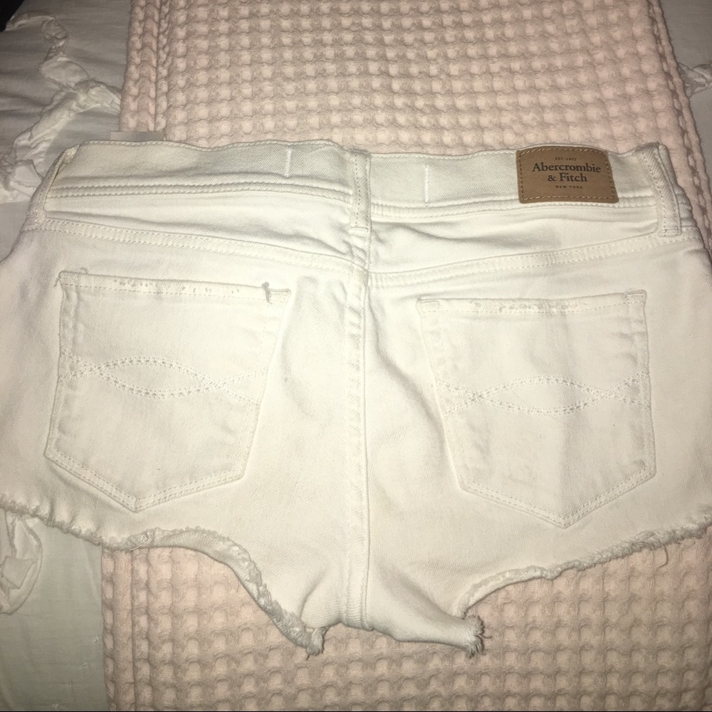 ABERCROMBIE SIZE 2 WHITE DENIM SHORTS