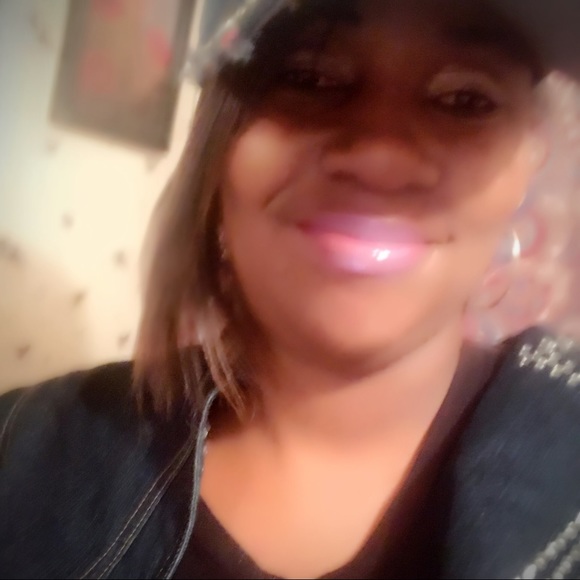 Meet your Posher, Cassandra - Picture 1 of 1