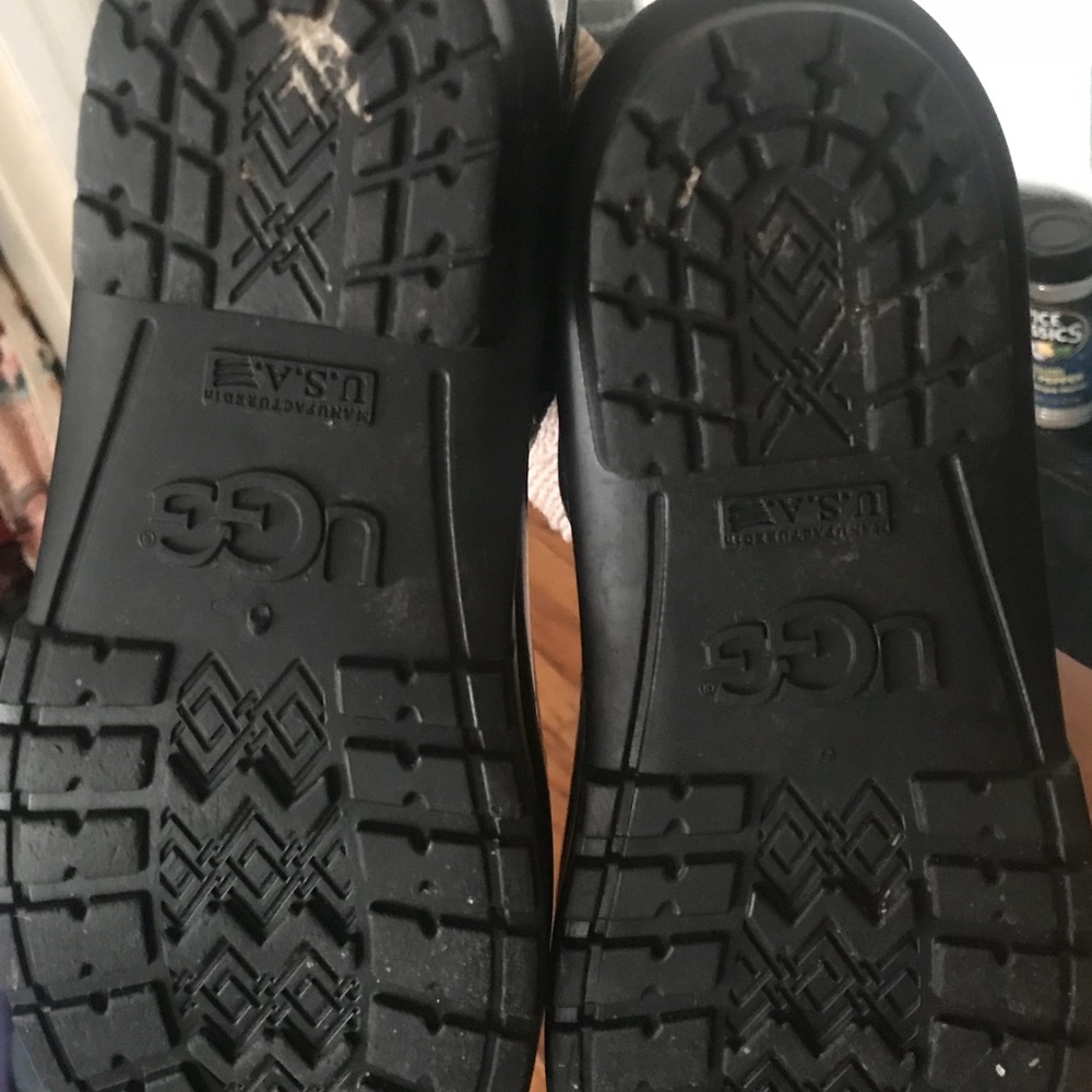 Black ugg boot still in good condition