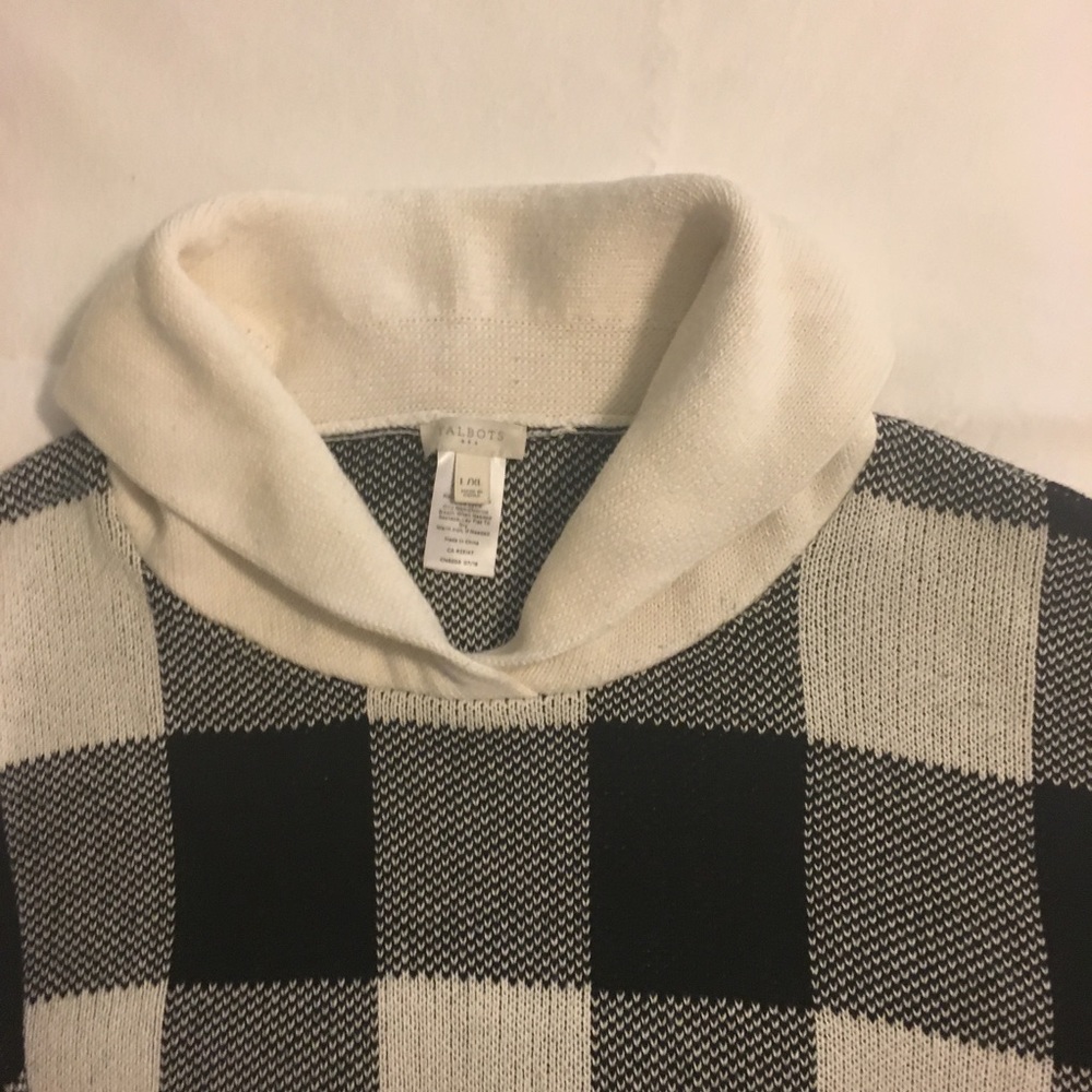 Checkered black-and-white cape. Size L/XL
