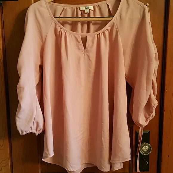 Ya Los Angeles Tops - LIKE NEW!  Cold Shoulder Blouse w/Keyhole Front