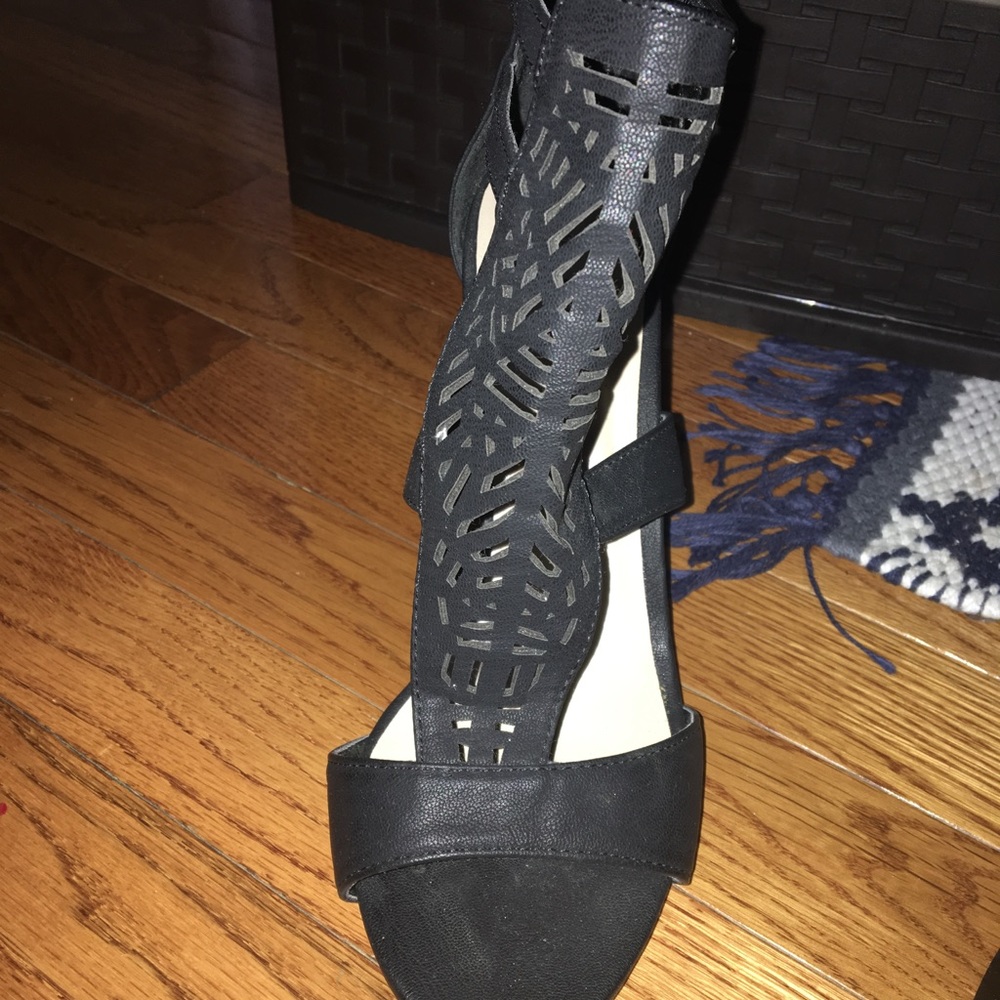 black heels - Picture 2 of 2