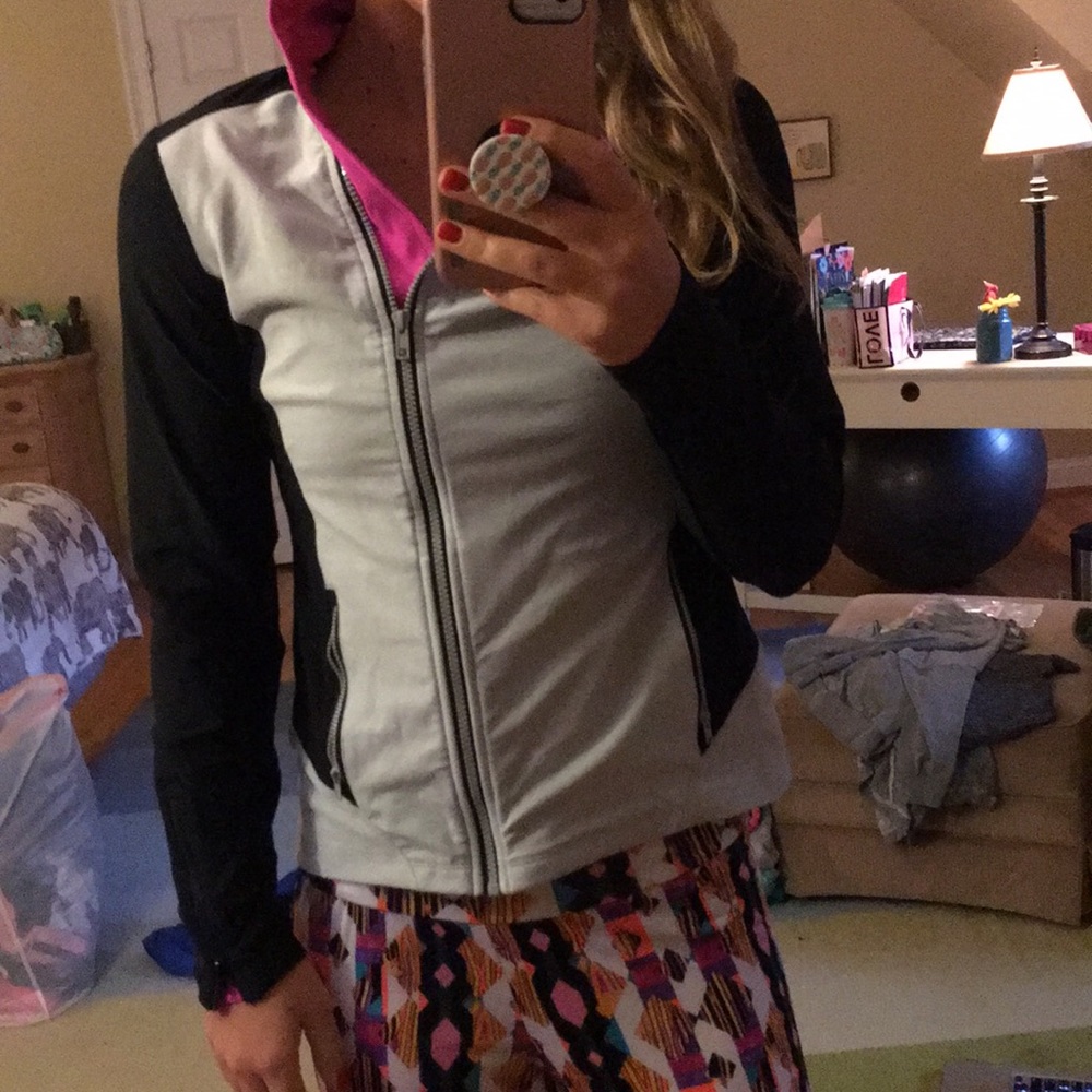 Back side zip workout top