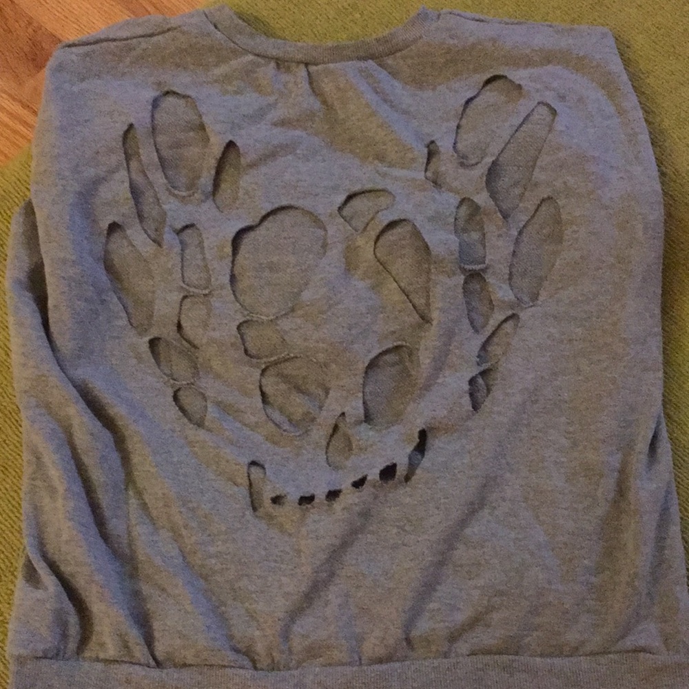 Great sweatshirt with back skull detail