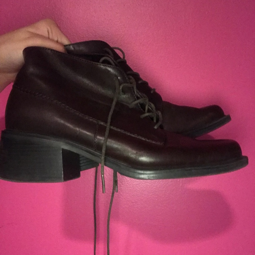 BROWN BOOTS