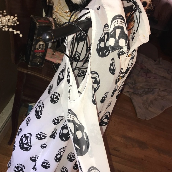 Skull blouse with cutout shoulders - Picture 3 of 3