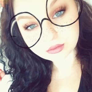 Meet your Posher, Demi