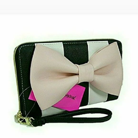 Betsey Johnson Handbags - 🆕 Betsey Johnson Large Wallet Wristlet