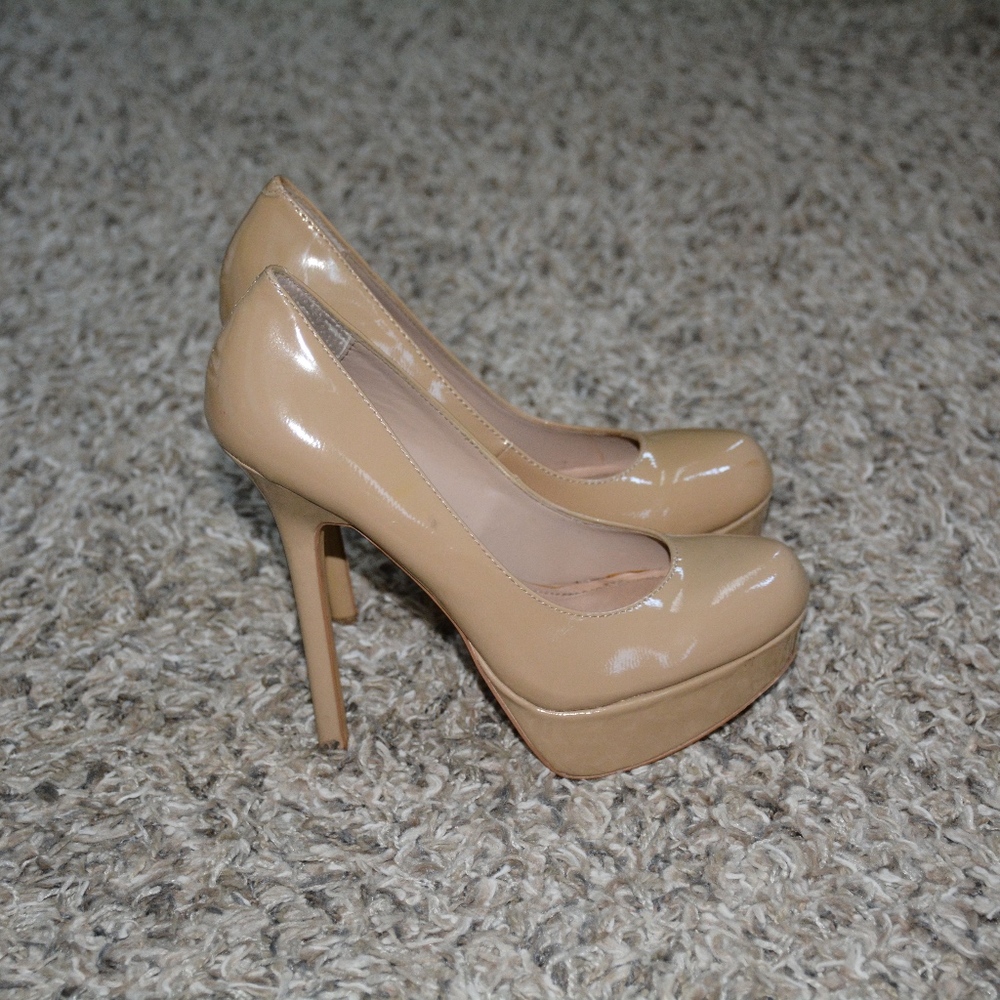 Steve Madden Round Toe Pumps