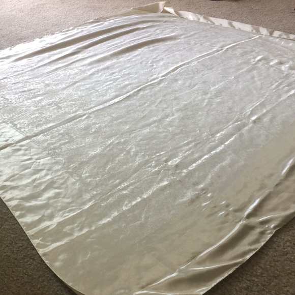 Cream Silk-like Large Shawl - Picture 2 of 5