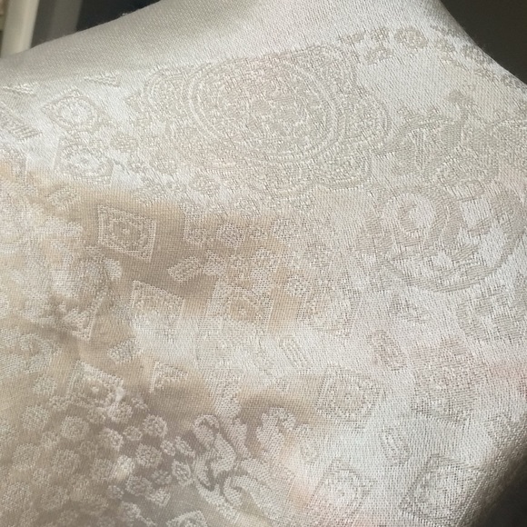 Cream Silk-like Large Shawl - Picture 4 of 5