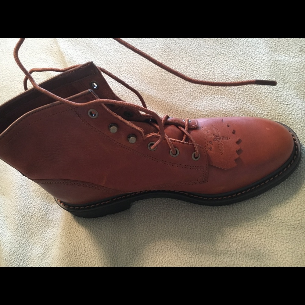Ariat NEW BOOTS, (size 10)
