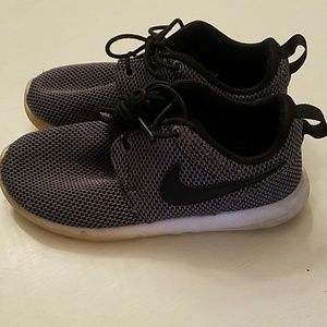 Boys nike roche size 13.5
