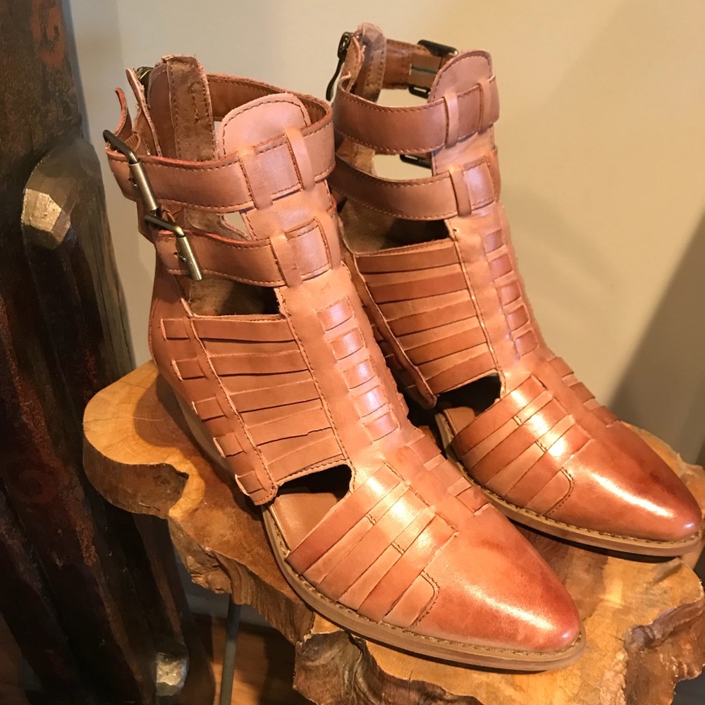 Chinese Laundry Indigo Girl cut out booties 😍