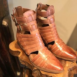 Chinese Laundry Indigo Girl cut out booties 😍