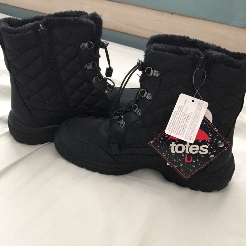 BRAND NEW SNOW BOOTS WITH TAGS