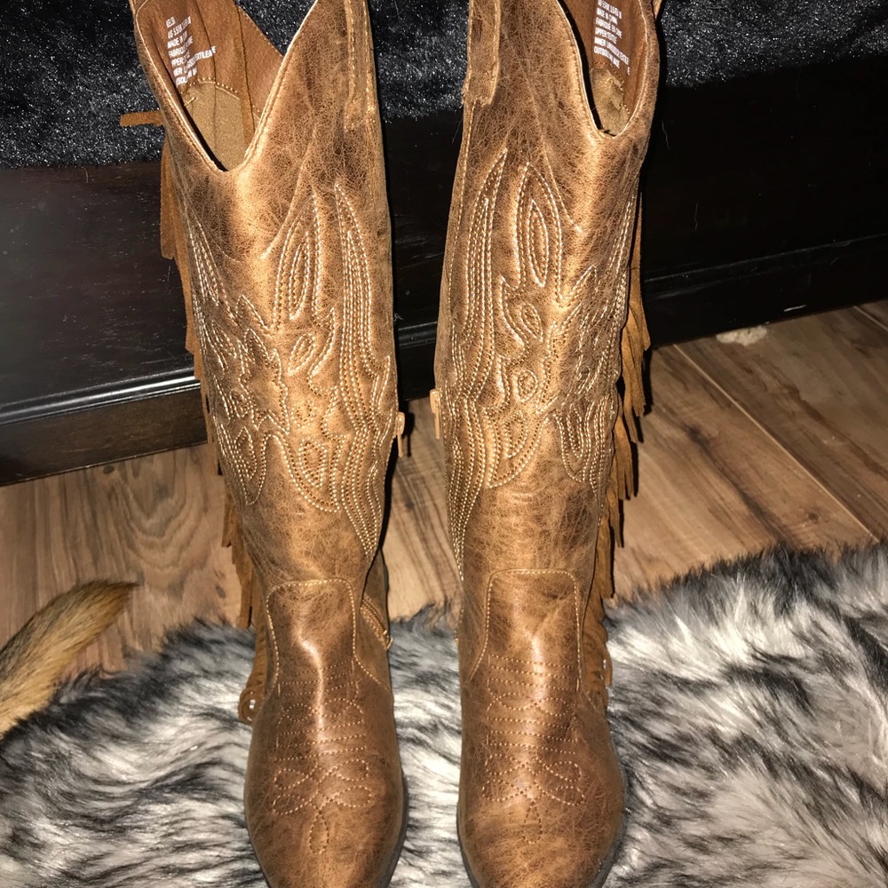Faux suede cowgirl boots size 5.5 camel colored